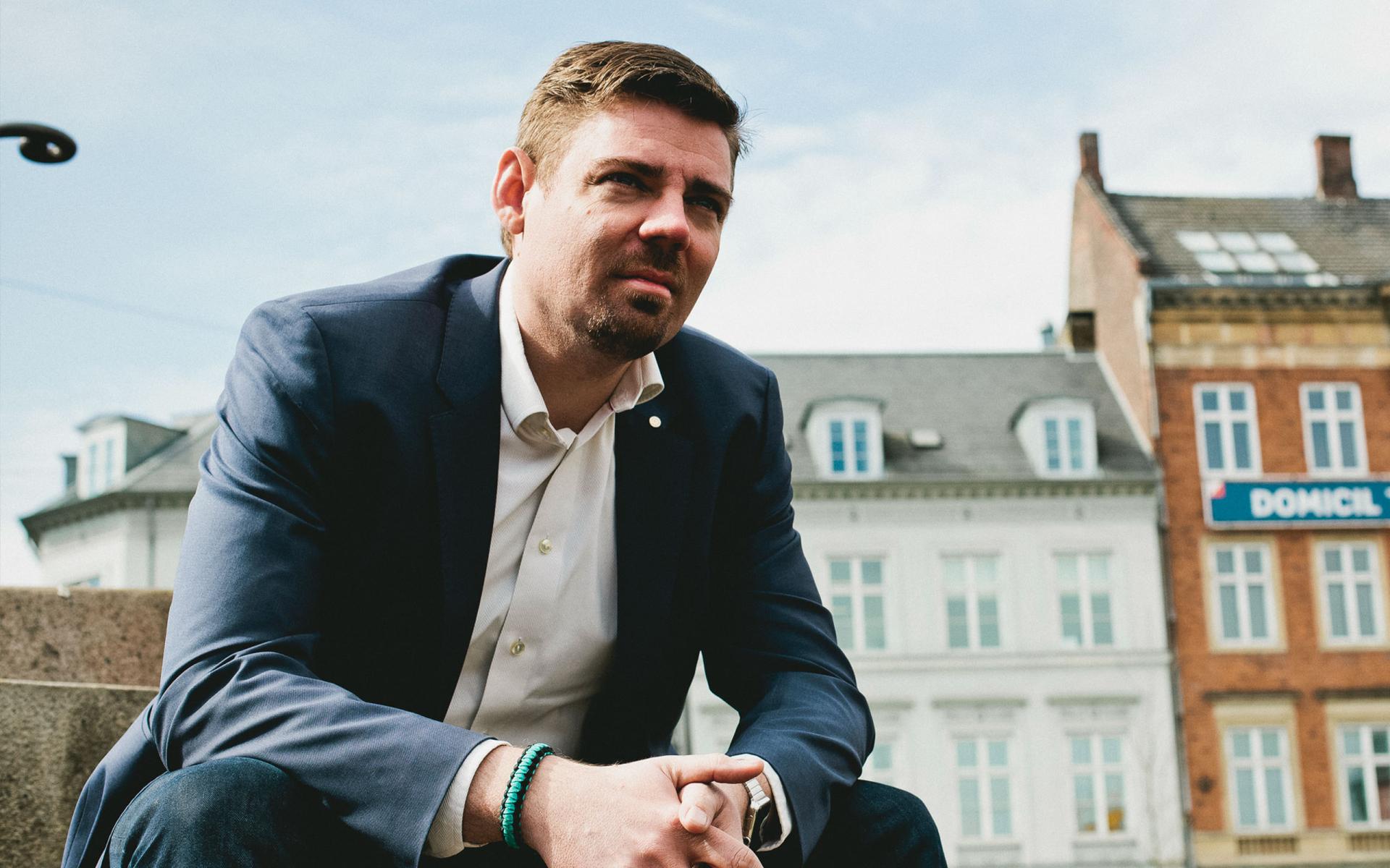 Christian Gravgaard, AI arkitekt hos BizPerformer, ved sit skrivebord