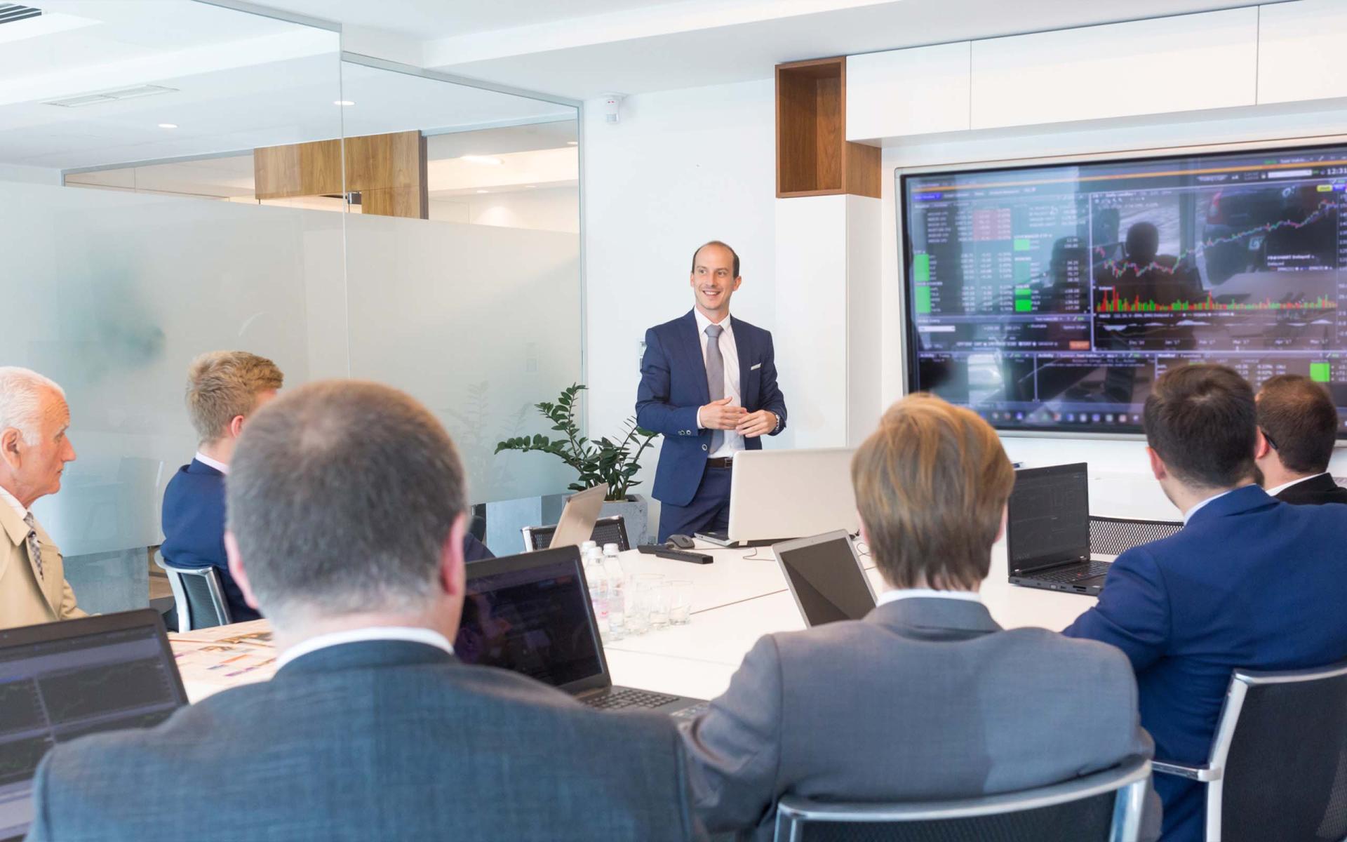AI workshop for ledelsen, mødelokale Ledelsesgruppe i mødelokale ser en præsentation på storskærm